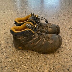 Kids Keen hiking boots size 5